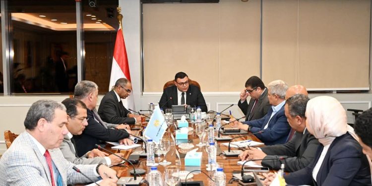 وزير الإسكان يتابع الجهود المبذولة في ملف تحلية المياه