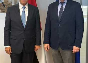 وزير الخارجية والهجرة يلتقى مع المفوض الأوروبي للصحة