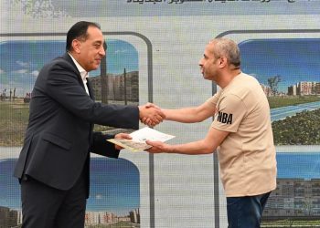 رئيس الوزراء يسلم عددا من عقود وحدات المبادرة الرئاسية “سكن لكل المصريين” بمدينة أكتوبر الجديدة