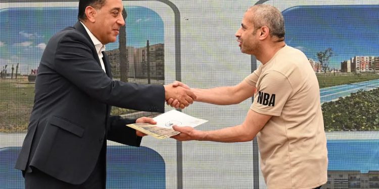رئيس الوزراء يسلم عددا من عقود وحدات المبادرة الرئاسية “سكن لكل المصريين” بمدينة أكتوبر الجديدة