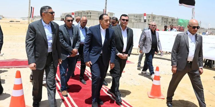 رئيس الوزراء يتابع موقف تنفيذ أعمال الطرق والمرافق بتوسعات مدينة الشيخ زايد (زايد الجديدة)