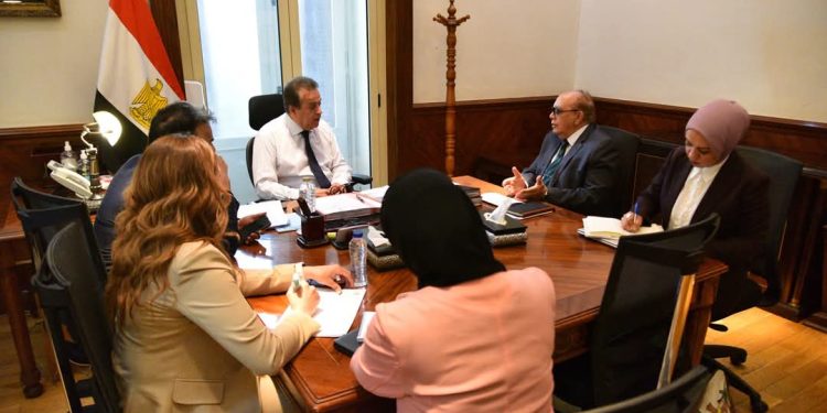 نائب رئيس مجلس الوزراء وزير الصحة يبحث مسارات التعليم التخصصي والدراسات العليا للأطباء