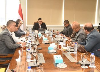 وزير الإسكان يعقد اجتماعاً مع رؤساء ومسئولي أجهزة تنمية مدن غرب القاهرة لمتابعة ملفات العمل