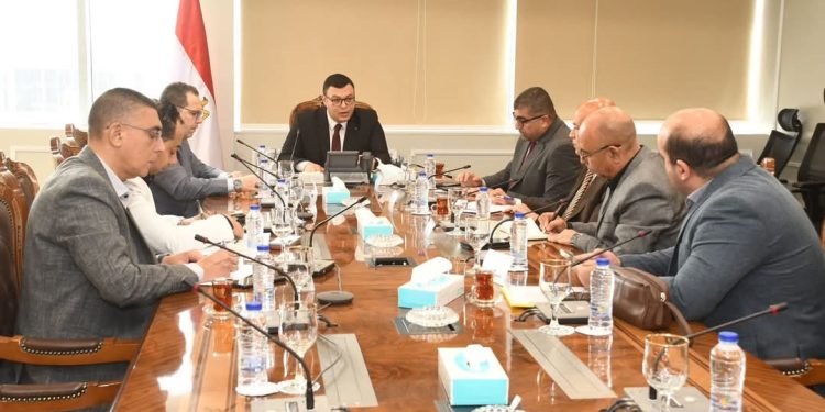 وزير الإسكان يعقد اجتماعاً مع رؤساء ومسئولي أجهزة تنمية مدن غرب القاهرة لمتابعة ملفات العمل