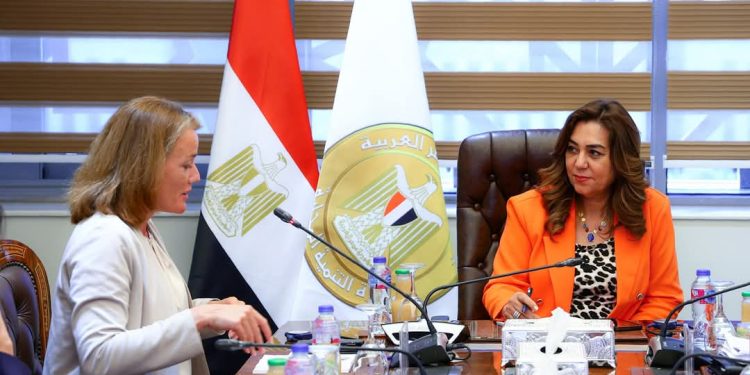 وزيرة التنمية المحلية تتابع مع وفد البنك الدولي الموقف التنفيذي لمشروعات تنمية الصعيد