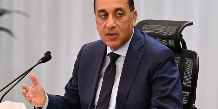رئيس الوزراء يجيب عن أسئلة صحفية خلال المؤتمر الصحفي الأسبوعي