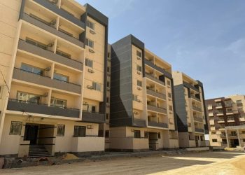 رئيس جهاز القاهرة الجديدة يتفقد مشروعات الإسكان والطرق ومحطة الرفع بالمدينة