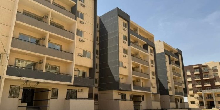 رئيس جهاز القاهرة الجديدة يتفقد مشروعات الإسكان والطرق ومحطة الرفع بالمدينة