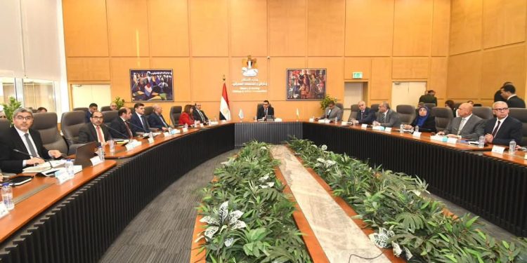 وزير الإسكان يعقد اجتماعه الدوري لمتابعة المشروعات السكنية بعددٍ من المدن الجديدة