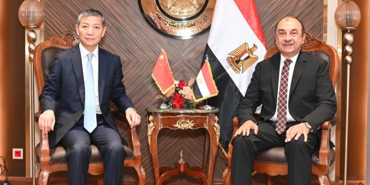 وزير قطاع الأعمال العام يستقبل السفير الصيني بالقاهرة لبحث تعزيز التعاون الاقتصادي والتجاري