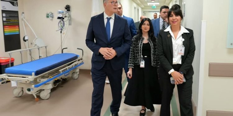 وزير البترول يزور مستشفى أهل مصر ويشيد بدورها الرائد في علاج الحروق