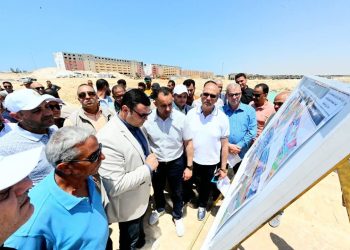 وزير الإسكان يتفقد مشروع M8 by the lake وأعمال البحيرات والطرق وبوابات “مارينا الساحل الشمالي”