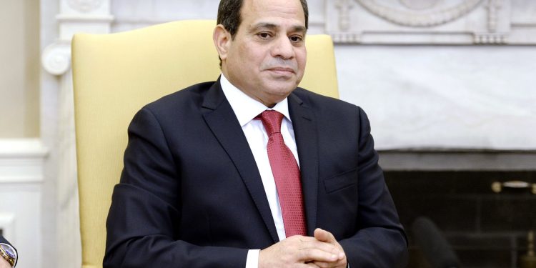 الرئيس السيسي يعلن التوقيع على إصدار قانون العمل الجديد