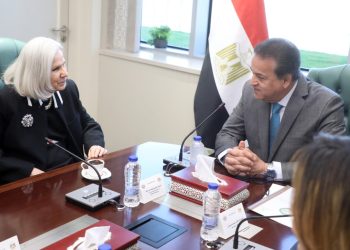 وزير الصحة والسكان يُكرم السفيرة هيفاء ابو غزالة