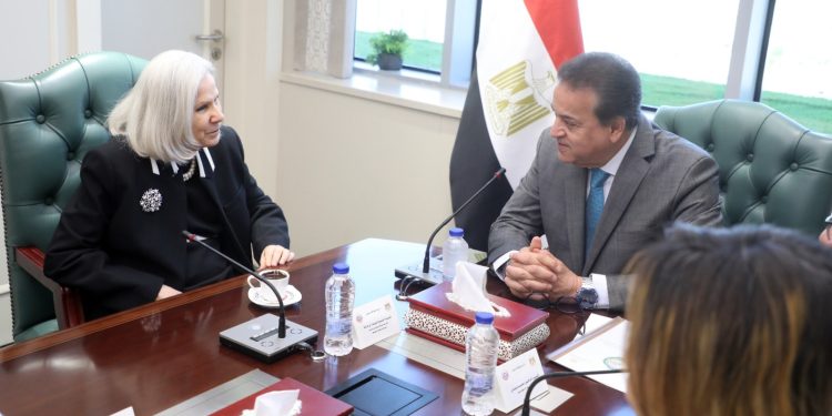 وزير الصحة والسكان يُكرم السفيرة هيفاء ابو غزالة