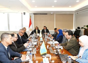 وزير الإسكان ومحافظ الجيزة يتابعان ملفات العمل المشتركة