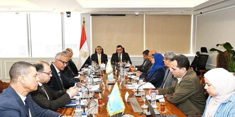 وزير الإسكان ومحافظ الجيزة يتابعان ملفات العمل المشتركة