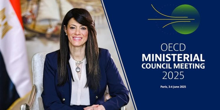 وزيرة التخطيط  تصل إلى باريس للمشاركة باجتماعات المجلس الوزاري لمنظمة التعاون الاقتصادي والتنمية