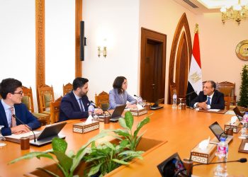 وزير الخارجية والهجرة يلتقي بمجموعة من الطلاب في الجامعات بالمملكة المتحدة