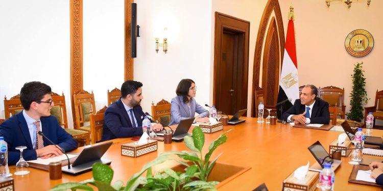 وزير الخارجية والهجرة يلتقي بمجموعة من الطلاب في الجامعات بالمملكة المتحدة