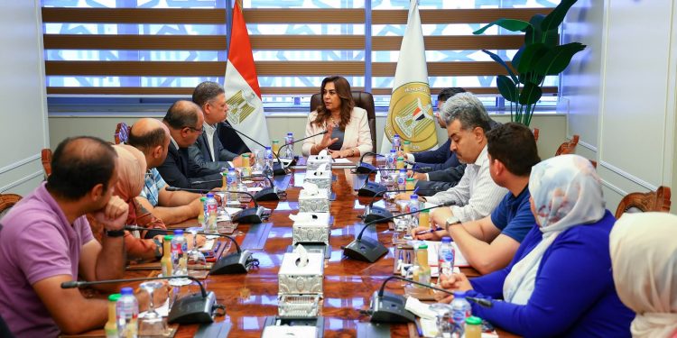 وزيرة التنمية المحلية تتابع سير العمل في منظومة المراكز التكنولوجية بالمحافظات