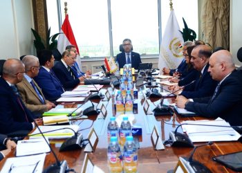 وزير التموين يعقد اجتماعًا مع الشركة “القابضة للصناعات الغذائية”