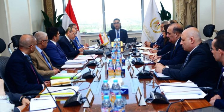 وزير التموين يعقد اجتماعًا مع الشركة “القابضة للصناعات الغذائية”