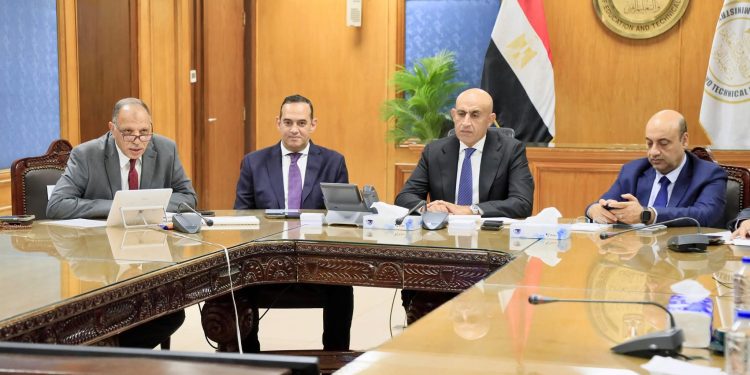وزير التربية والتعليم يتابع امتحانات الثانوية العامة من خلال غرفة العمليات