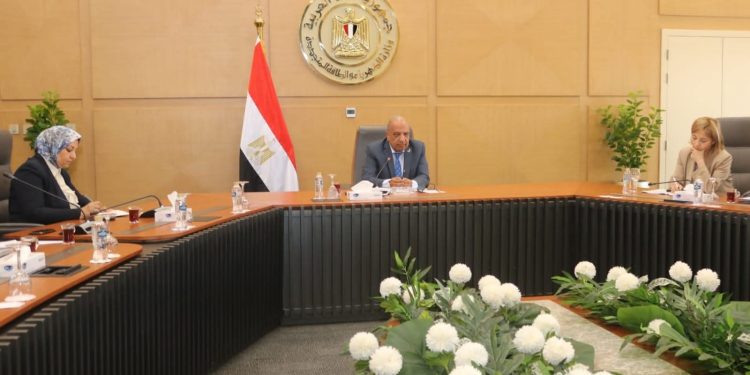 وزير الكهرباء والطاقة المتجددة يبحث مع وفدى بنك الاستثمار والاتحاد الأوروبيين سبل دعم الشراكة