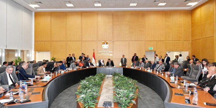 وزير الإسكان يعقد اجتماعه الدوري مع عدد من أعضاء مجلسي “النواب والشيوخ”