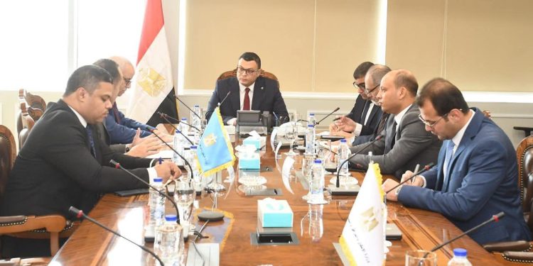 وزير الإسكان يلتقى ممثل شركة استادات للاستثمار الرياضي لمناقشة مجالات التعاون المشترك