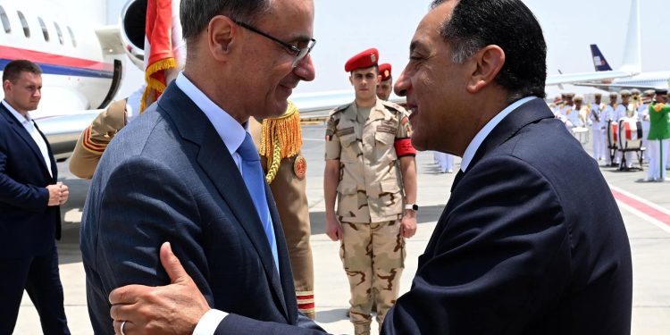 رئيس الوزراء يستقبل رئيس وزراء صربيا بمطار القاهرة الدولي