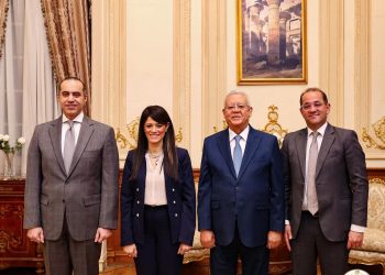 رئيس مجلس النواب يستقبل وزراء الشئون النيابية والتخطيط والمالية عقب جلسة المناقشات