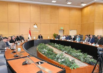 وزير الإسكان يعقد اجتماعا للجنة التنسيقية العليا