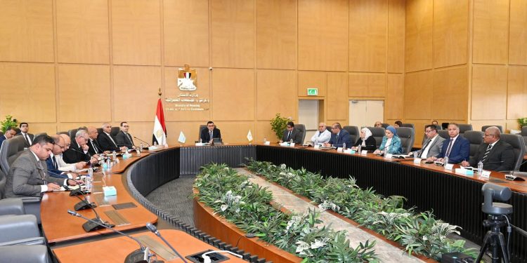 وزير الإسكان يعقد اجتماعا للجنة التنسيقية العليا