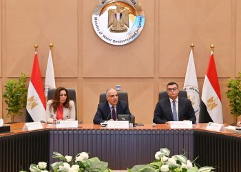 وزراء الموارد المائية والرى والتنمية والإسكان والزراعة  يبحثون حالة المنظومة المائية بنطاق ترعة السويس