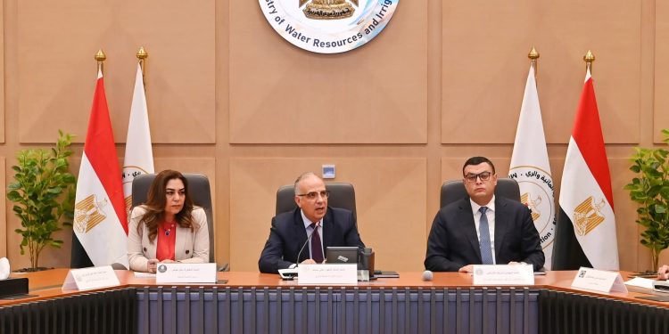 وزراء الموارد المائية والرى والتنمية والإسكان والزراعة  يبحثون حالة المنظومة المائية بنطاق ترعة السويس
