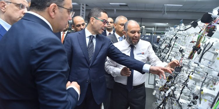 وزير الاستثمار يقوم بجولة تفقدية بعدد من الشركات بالمنطقة الحرة بمدينة نصر