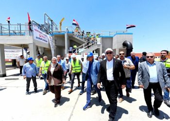 وزير الإسكان ومحافظ المنيا يتفقدان محطة معالجة صرف صحي برطباط بمركز مغاغة ضمن المبادرة الرئاسية “حياة كريمة