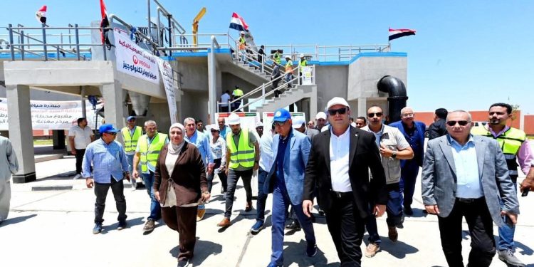 وزير الإسكان ومحافظ المنيا يتفقدان محطة معالجة صرف صحي برطباط بمركز مغاغة ضمن المبادرة الرئاسية “حياة كريمة