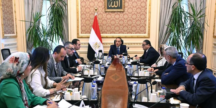 رئيس الوزراء يلتقي أعضاء اللجنة الاستشارية للاقتصاد الكلي