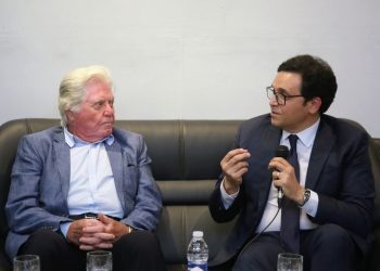 وزير الثقافة يشارك في الجلسة الحوارية الأولى للمعرض العام في نسخته الـ45 تحت عنوان “الفن التشكيلي في عيون السينما”