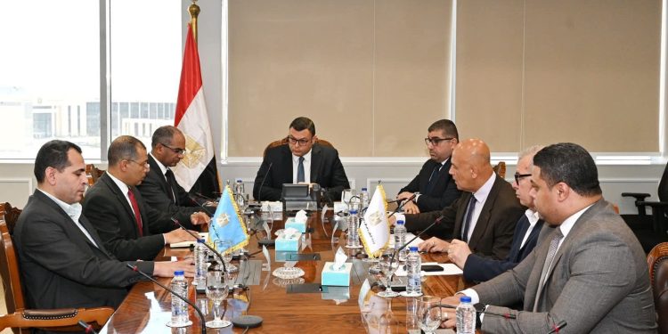 وزير الإسكان يتابع موقف منظومة الصرف الصحي بمدن شرق القاهرة
