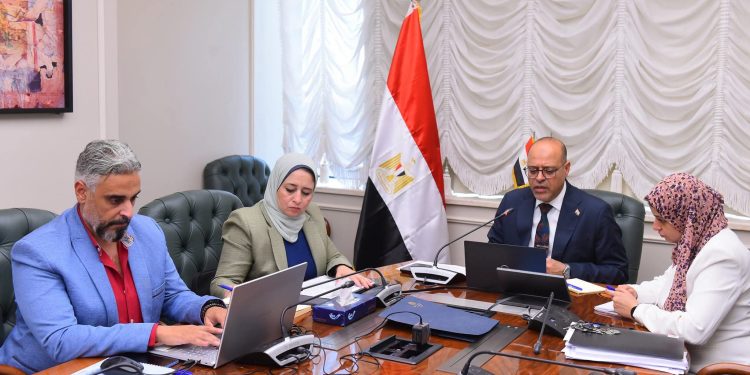 زير العمل يوجه أعضاء مكاتب التمثيل بالخارج بالتواصل مع الشركات لتوفير فرص عمل للشباب المصري