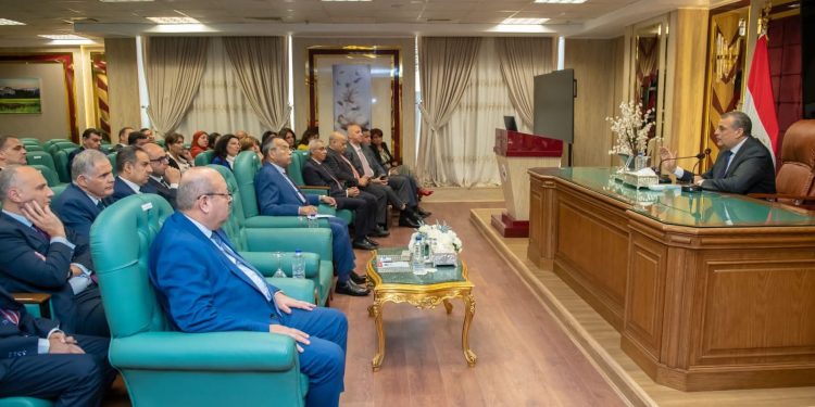 وزير الدولة للإنتاج الحربي يلتقي رؤساء البعثات الدبلوماسية والقنصلية المصرية بالخارج