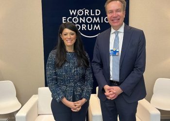 المشاط تبحث مع رئيس المنتدى الاقتصادي العالمي (WEF) تأثير التطورات العالمية والإقليمية