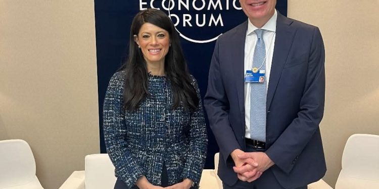 المشاط تبحث مع رئيس المنتدى الاقتصادي العالمي (WEF) تأثير التطورات العالمية والإقليمية