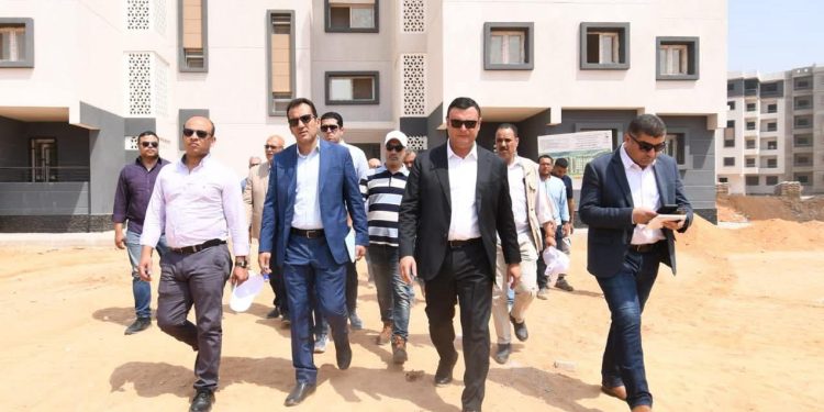 وزير الإسكان يتفقد مشروع الإسكان الأخضر بالعاشر من رمضان