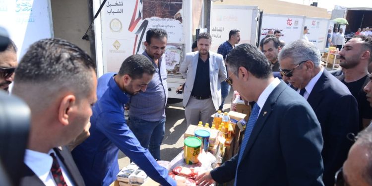 وزير التموين ومحافظ الشرقية يفتتحان سوق اليوم الواحد بالعاشر من رمضان