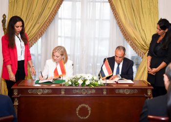 وزير الخارجية والهجرة يجري مشاورات سياسية مع نظيرته النمساوية